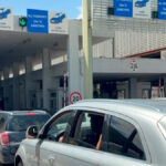 Ουρές αυτοκινήτων στο τελωνείο των Ευζώνων λόγω της στάσης εργασίας και της αυξημένης κίνησης.