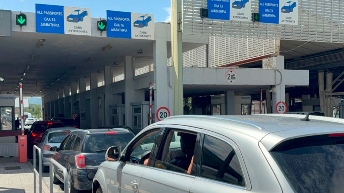 Ουρές αυτοκινήτων στο τελωνείο των Ευζώνων λόγω της στάσης εργασίας και της αυξημένης κίνησης.
