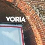 Φορτηγό σφηνωμένο στην Πορτάρα της Άνω Πόλης στη Θεσσαλονίκη με εμφανείς φθορές στα τείχη