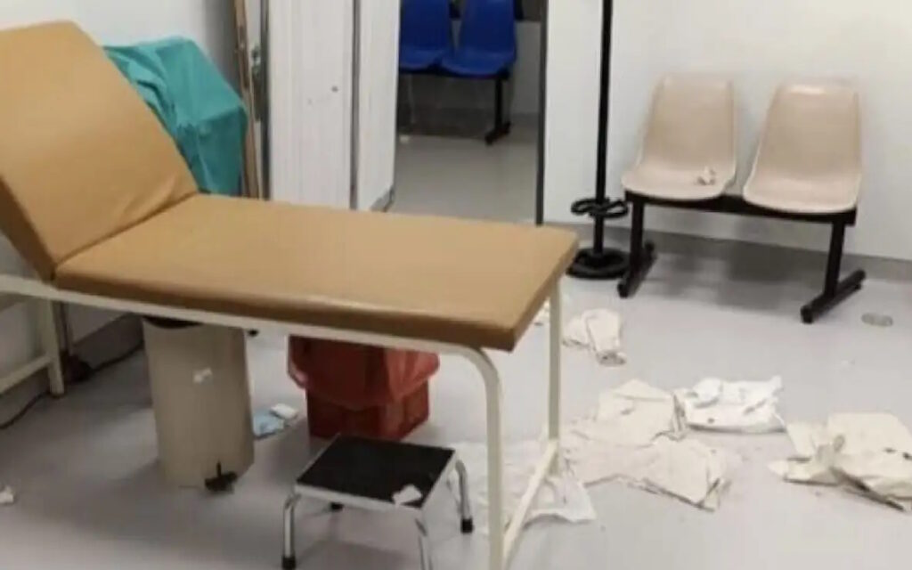 Θριάσιο: «Φέρε το όπλο να τους σκοτώσουμε» φώναζαν οι Ρομά που τα έκαναν γυαλιά καρφιά στο νοσοκομείο