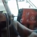 Οδηγός τραμ μέσα στο θάλαμο οδήγησης χωρίς παπούτσια και με τσιγάρο στο χέρι