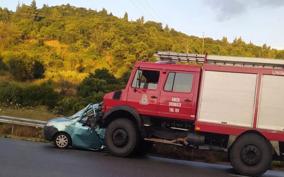 Τροχαίο δυστύχημα στη Σπάρτη με σύγκρουση αυτοκινήτου και πυροσβεστικού οχήματος