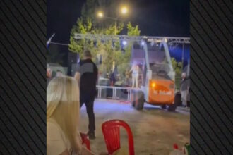 Η Γωγώ Τσαμπά τραγουδά σε πανηγύρι στα Φάρσαλα ενώ φορτωτής ρίχνει λουλούδια μπροστά στην πίστα