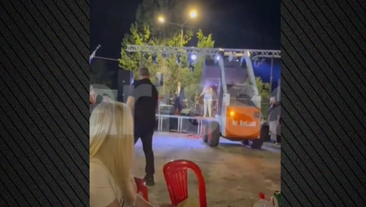 Η Γωγώ Τσαμπά τραγουδά σε πανηγύρι στα Φάρσαλα ενώ φορτωτής ρίχνει λουλούδια μπροστά στην πίστα