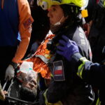 Διασώστες επιχειρούν στα συντρίμμια στη Βενεζουέλα μετά τους σεισμούς