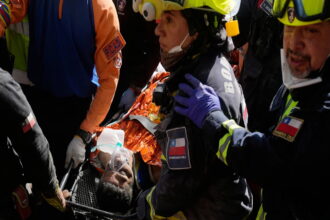 Διασώστες επιχειρούν στα συντρίμμια στη Βενεζουέλα μετά τους σεισμούς