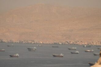 Πετρελαιοφόρο που έπλεε στα Στενά του Ορμούζ μετά από έκρηξη