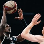 Ο Αϊζακ Μπόνγκα σε αγώνα μπάσκετ με τη φανέλα της Παρτιζάν