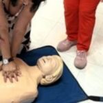 Φωτογραφία αρχείου με απινιδωτή και διασώστες σε περιστατικό πρώτων βοηθειών