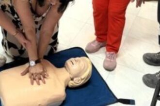 Φωτογραφία αρχείου με απινιδωτή και διασώστες σε περιστατικό πρώτων βοηθειών