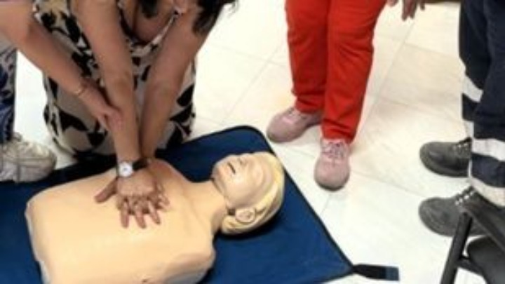 Φωτογραφία αρχείου με απινιδωτή και διασώστες σε περιστατικό πρώτων βοηθειών