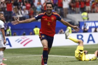 Ο Μίκελ Μερίνο πανηγυρίζει το νικητήριο γκολ της Ισπανίας κόντρα στο Βέλγιο