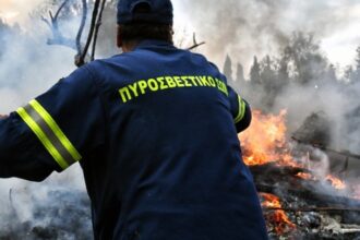 Πυροσβεστικό όχημα σε επιχείρηση κατάσβεσης πυρκαγιάς