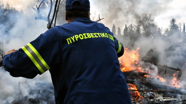 Πυροσβεστικό όχημα σε επιχείρηση κατάσβεσης πυρκαγιάς