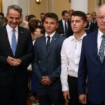 Ο πρωθυπουργός συνομιλεί με τους τιμητικά προσκεκλημένους στη δεξίωση στο Προεδρικό Μέγαρο