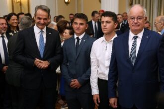 Ο πρωθυπουργός συνομιλεί με τους τιμητικά προσκεκλημένους στη δεξίωση στο Προεδρικό Μέγαρο