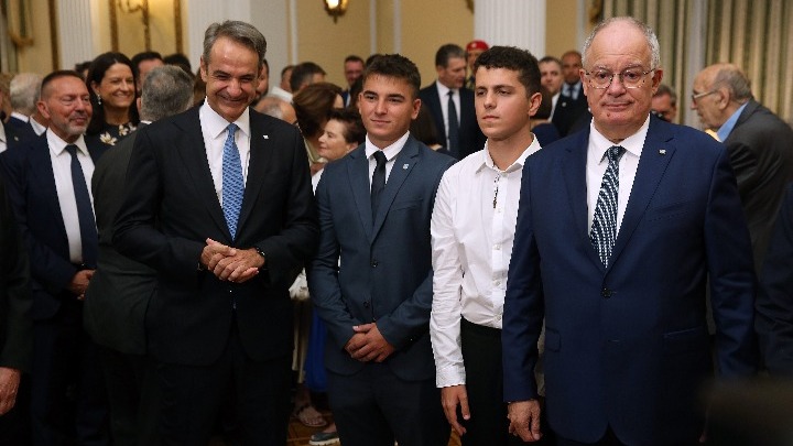 Ο πρωθυπουργός συνομιλεί με τους τιμητικά προσκεκλημένους στη δεξίωση στο Προεδρικό Μέγαρο