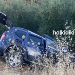 Συντρίμμια αυτοκινήτου μετά από τροχαίο δυστύχημα με βυτιοφόρο στη Χαλκιδική