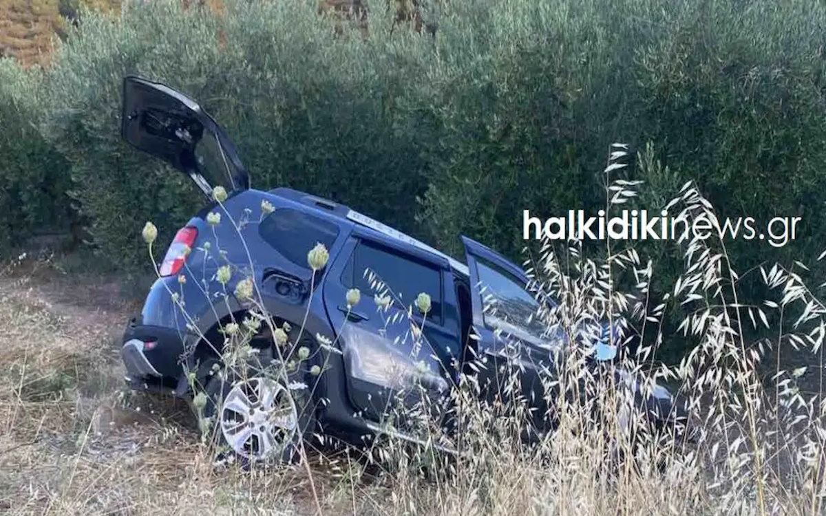 Συντρίμμια αυτοκινήτου μετά από τροχαίο δυστύχημα με βυτιοφόρο στη Χαλκιδική