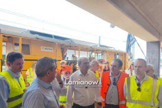 Ο Κωστής Χατζηδάκης κατά την αυτοψία στο έργο αποκατάστασης της σιδηροδρομικής γραμμής στον Δομοκό
