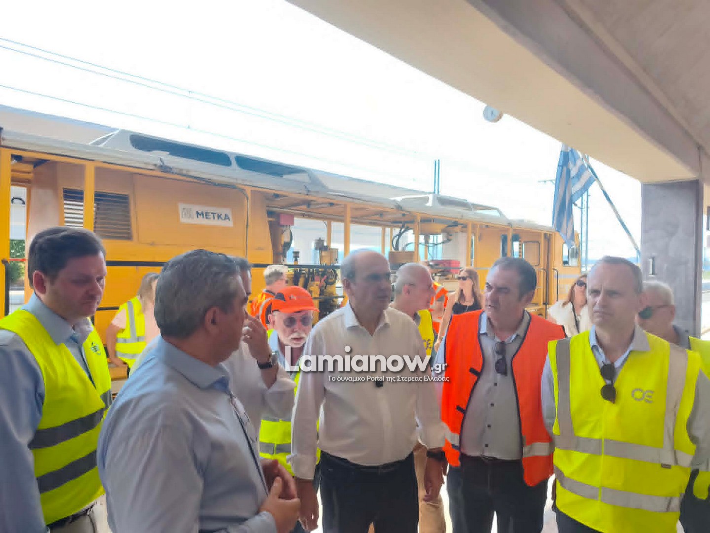 Ο Κωστής Χατζηδάκης κατά την αυτοψία στο έργο αποκατάστασης της σιδηροδρομικής γραμμής στον Δομοκό