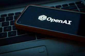 Φωτογραφία με το λογότυπο της OpenAI σε οθόνη