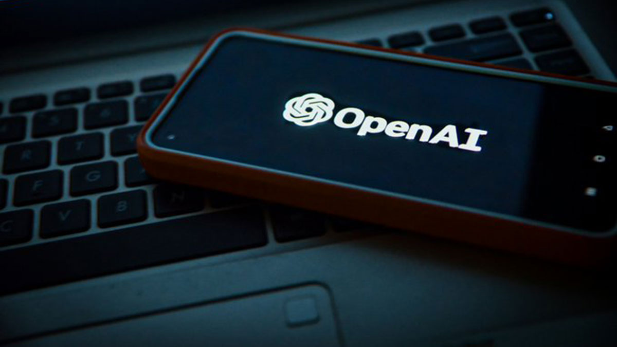 Φωτογραφία με το λογότυπο της OpenAI σε οθόνη